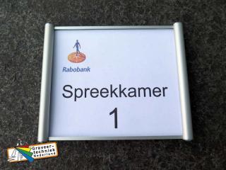 Alu houder 130mm breed x 105mm hoog (andere afmeting mogelijk van dit deurbord)